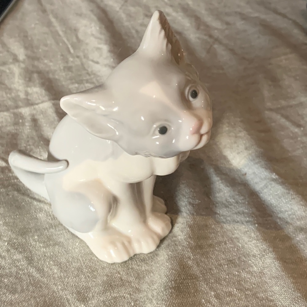 Lladro 5113 Expectant kitten feed me